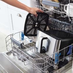 Organização correta na lava-louças para peças de airfryer Organização correta na lava-louças para peças de airfryer