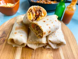 Wrap de omelete com vegetais Wrap de omelete com vegetais