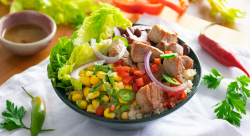 Bowl de proteína com vegetais crocantes Bowl de proteína com vegetais crocantes