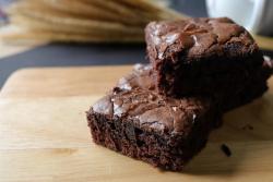 Brownie vegano de chocolate com abacate Brownie vegano de chocolate com abacate