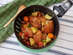 Frango mediterrâneo com batatas e vegetais assados Frango mediterrâneo com batatas e vegetais assados