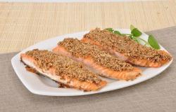 Salmão com crosta de parmesão e vegetais Salmão com crosta de parmesão e vegetais