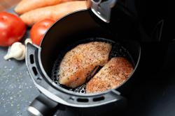 Refeição balanceada completa preparada na airfryer mostrando versatilidade do aparelho Refeição balanceada completa preparada na airfryer mostrando versatilidade do aparelho