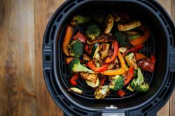 Vegetais assados na airfryer com cores vibrantes e texturas variadas Vegetais assados na airfryer com cores vibrantes e texturas variadas