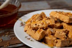 Cubos de tofu crocantes e dourados feitos na airfryer Cubos de tofu crocantes e dourados feitos na airfryer