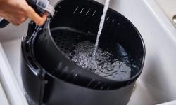 Processo de limpeza de uma airfryer de cesta Processo de limpeza de uma airfryer de cesta
