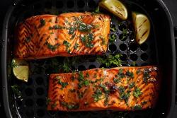 Salmão Grelhado na Airfryer: Pele Crocante e Interior Macio Salmão Grelhado na Airfryer: Pele Crocante e Interior Macio