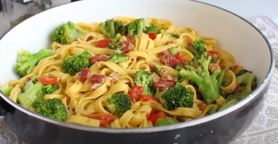 Macarrão com Brócolis, Linguiça e Bacon | Prato Único