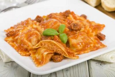 Ravioli ao Molho Branco com Calabresa | Massa Recheada