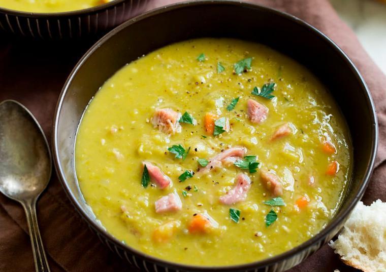 Sopa de Ervilha Cremosa com Bacon | Receita Reconfortante