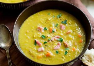 Receita de Sopa de Ervilha Cremosa com Bacon | Receita Reconfortante