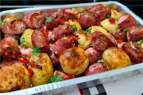 Receita de Linguiça Assada com Batatas | Prato Simples de Forno