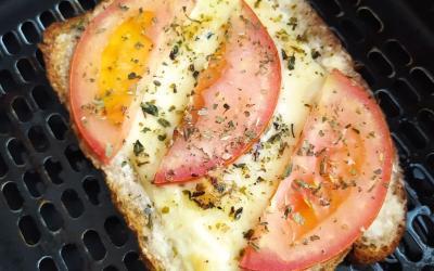 Tomate Recheado com Queijo Minas na Airfryer | Entrada