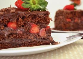 Receita de Bolo de Chocolate com Brigadeiro e Morango | Receita Especial
