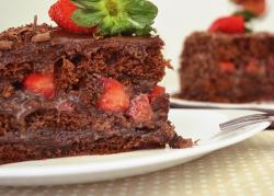 Bolo de Chocolate com Brigadeiro e Morango | Receita Especial