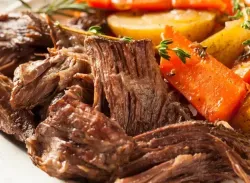 Carne de Panela Desfiando | Molho Encorpado com Legumes