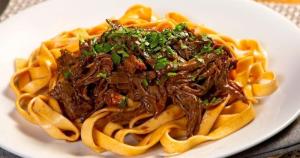 Receita de Ragu de Costela Desfiada | Molho para Massas Especial