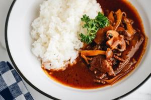 Receita de Hayashi Rice Japonês | Carne ao Molho Escuro com Arroz