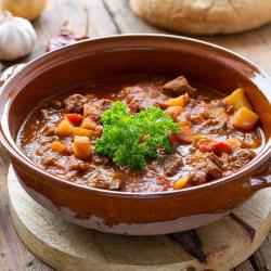 Goulash Húngaro com Nhoque | Ensopado de Carne Tradicional