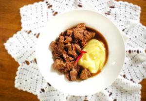 Receita de Carne na Cerveja Escura com Polenta | Prato Reconfortante