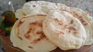 Receita de Pão Sírio Crocante na Airfryer: Base para Wrap ou Pizza Rápida