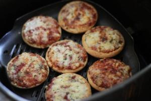 Receita de Mini Pizza Individual na Airfryer: Massa Crocante e Queijo Derretido em 46 Minutos