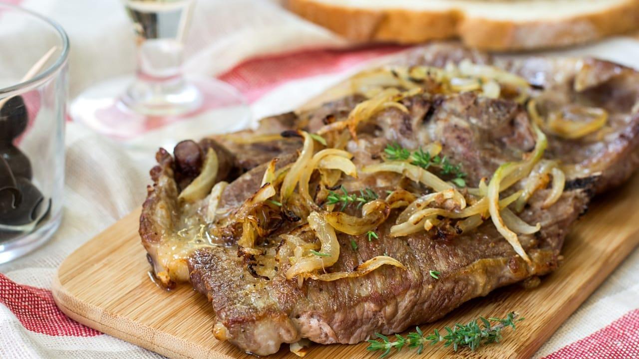 Bife Acebolado na Airfryer: Como Fazer em 18 Minutos com Cebola Caramelizada